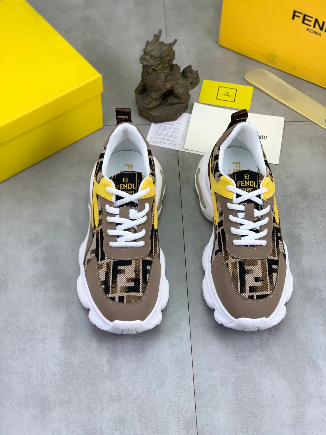 Men's men's shoes P440 new (FENDI Fendi) classic and most popular little monster style, loafers, slip-on casual shoes! Compared with the old models, they are more fashionable and eye-catching, making the already funny shoes more vivid. Like a hedgehog, do you have a little monster this year? A must-have for fashionistas! Upper: Made of high-grade cow suede, sheepskin lining, the highest version on the market, and an online outsole! 38-44 4️⃣colors available